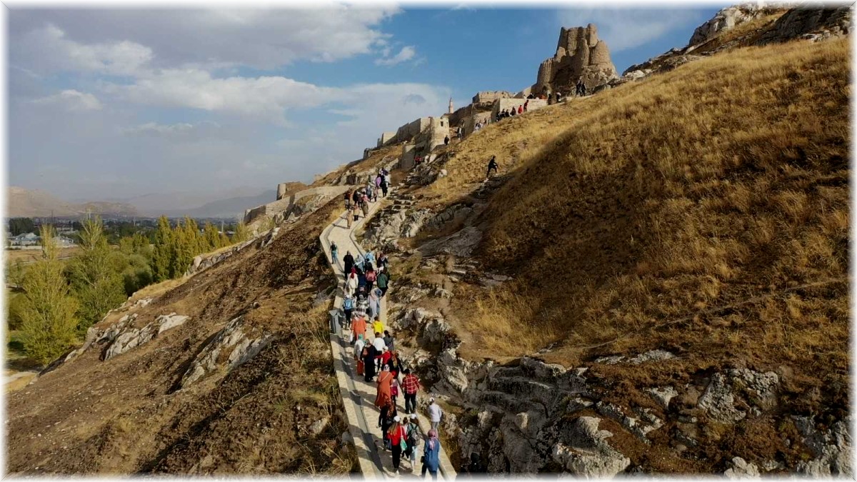 Tarihi Van Kalesi'nde 'sağlıklı yaşam' yürüyüşü