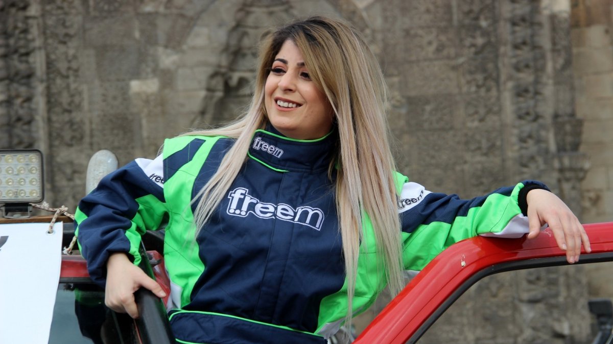 Tarihi Yakutiye Medresesi'nde kadın yarış pilotundan nefes kesen gösteri