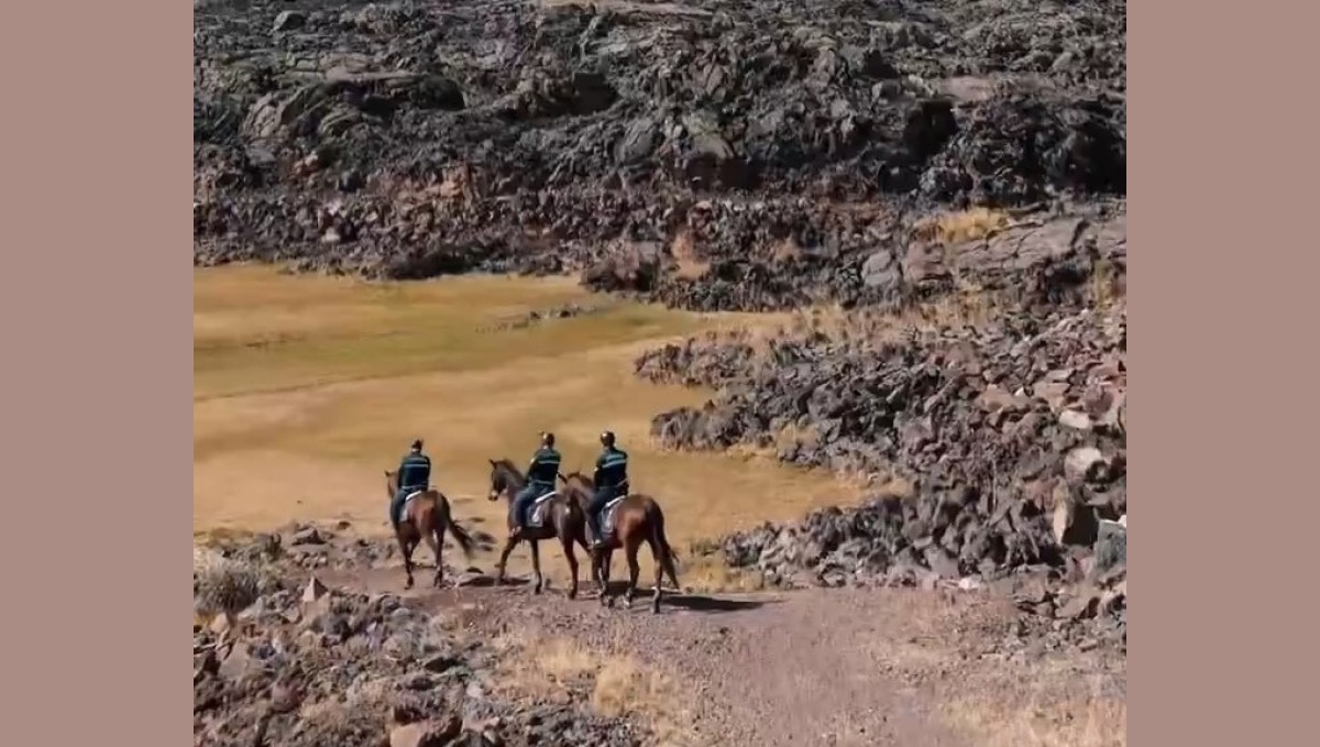 Tarihi Zeyn Kalesi'nin eteklerinde atlı jandarma devriyesi