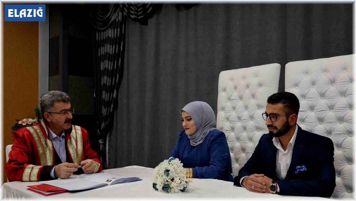 Tarihten habersiz nikah kıydılar, günü öğrencince şoke oldular