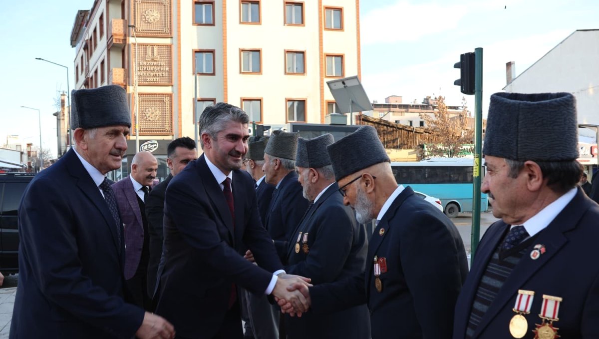 Tarıkdaroğlu şehit yakınları ve gazilerle bir araya geldi