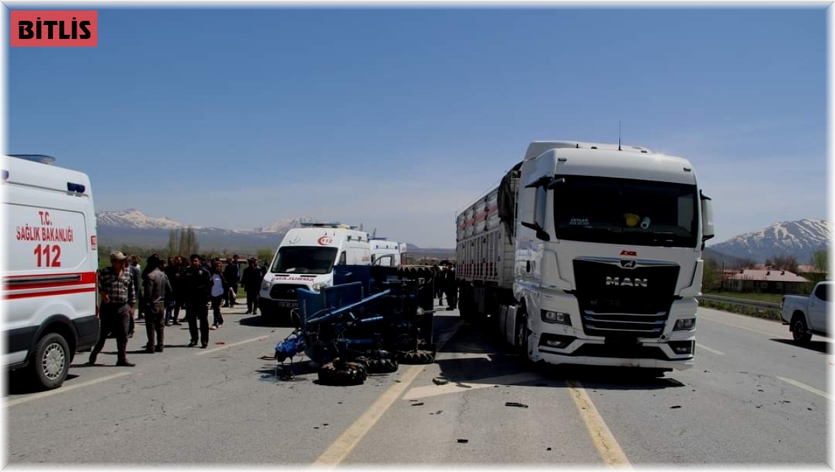 Tarım aracıyla tır çarpıştı: 4 yaralı