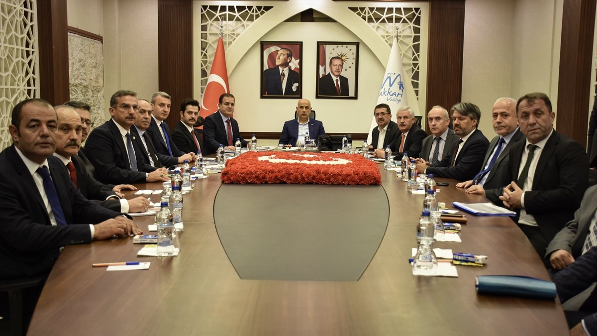 Tarım ve Orman Bakanı Vahit Kirişci, Hakkari'de "Pençe-Kılıç Hava Harekatı"nı değerlendirdi: