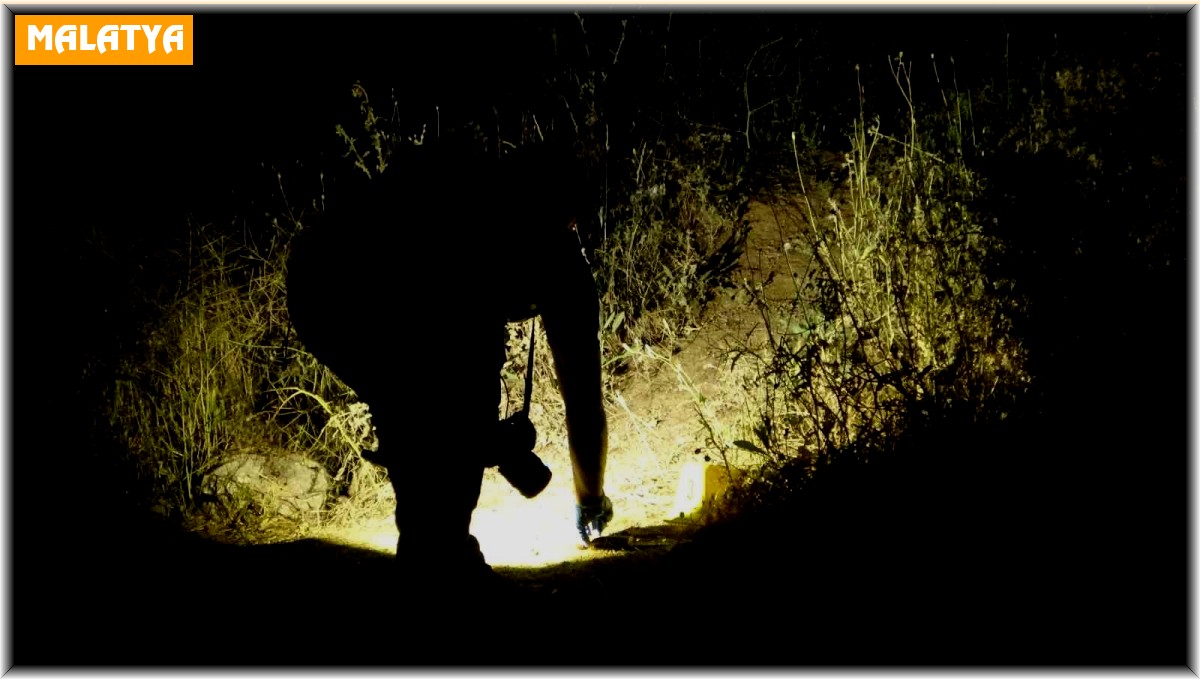 Tartıştığı şahsa ait aracın lastiklerine bıçakla zarar veren genç mahalleyi karıştırdı