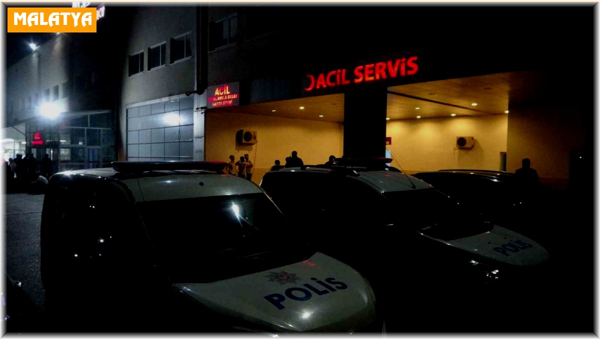 Tartıştıkları mahalle muhtarını silahla iki bacağında vurdular