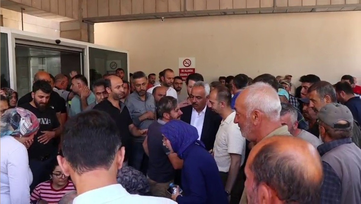 Taş ocağı işçilerinin yakınları hastane önünde gözyaşlarına boğuldu