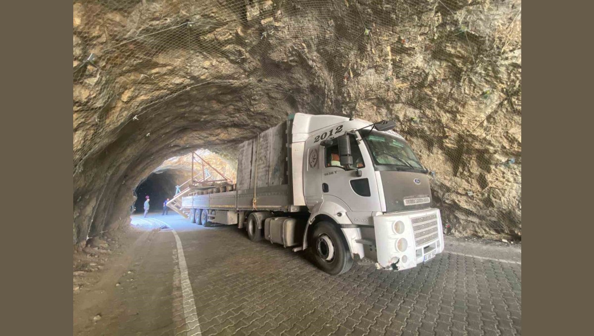 Taş Yolu tırın tünele sıkışması sonucu ulaşıma kapatıldı