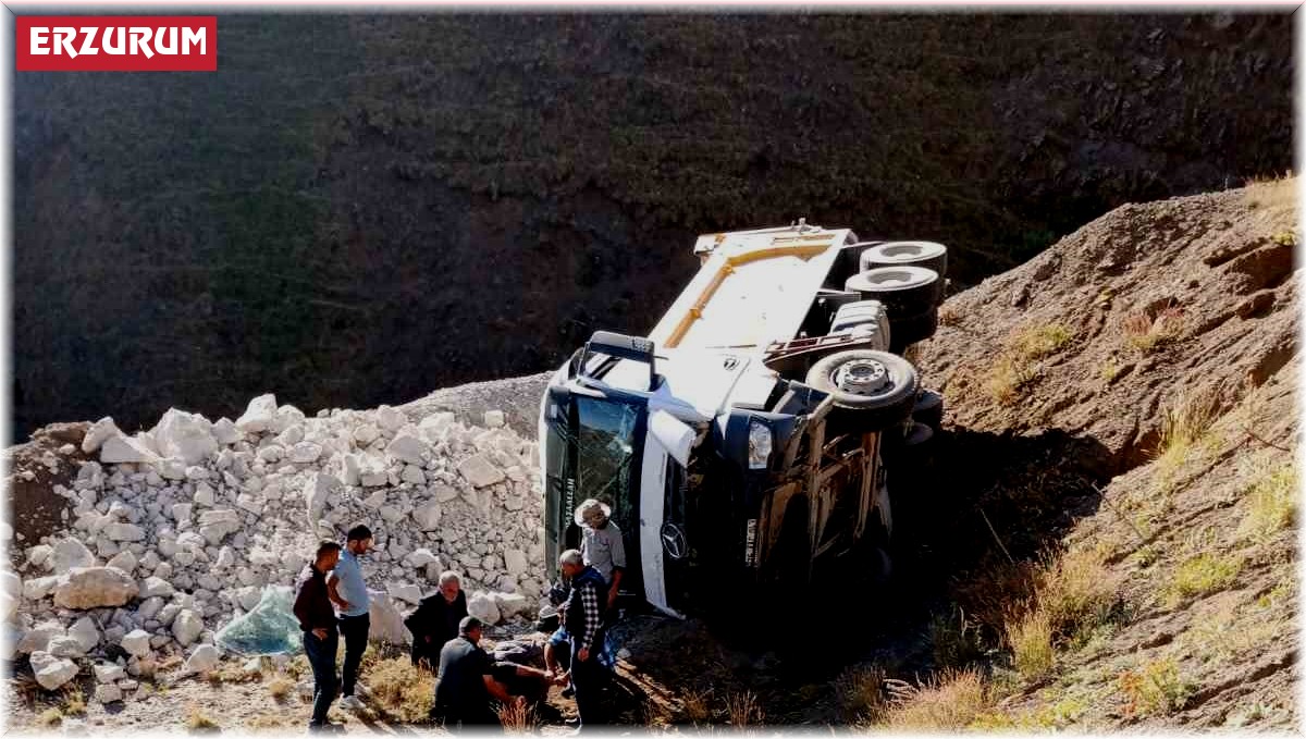 Taş yüklü kamyon şarampole devrildi