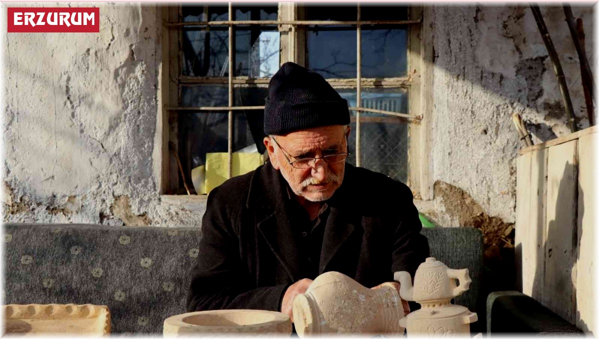 Taşı oyarak birbirinden güzel biblolar yapıyor