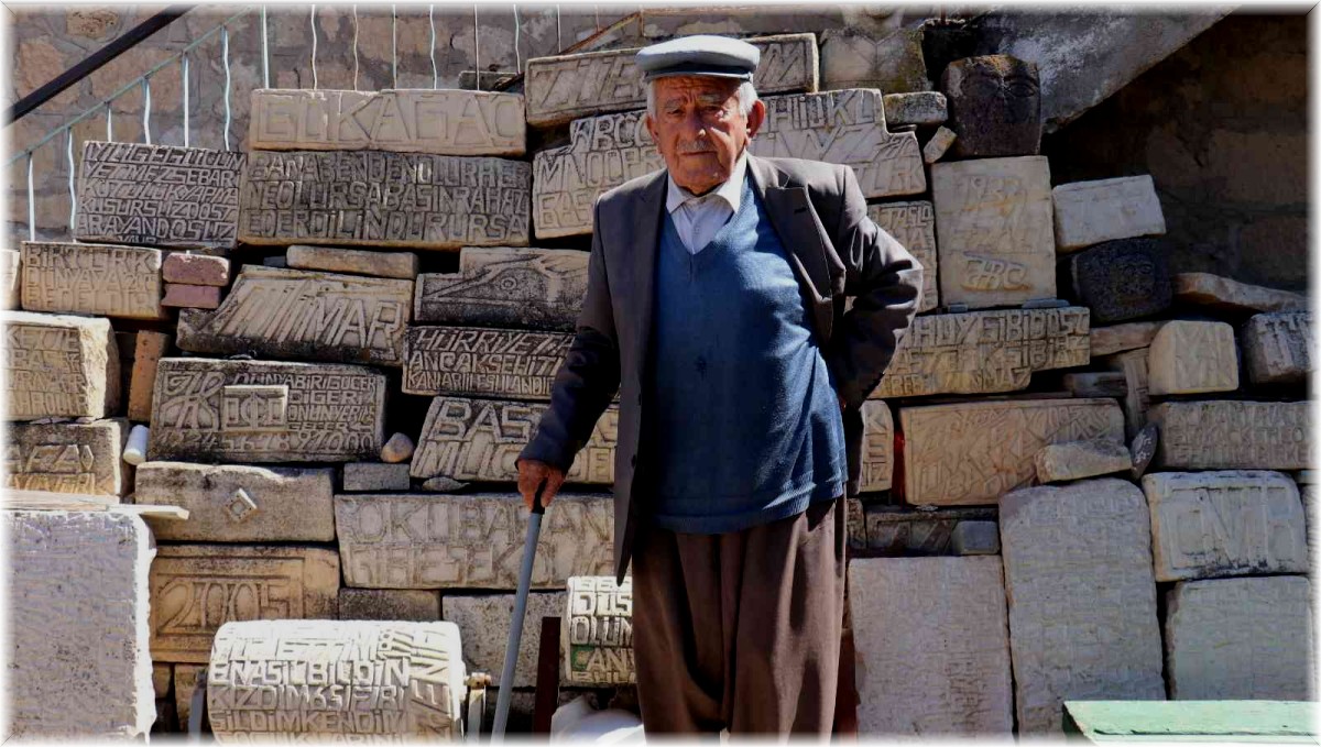 Taşlara olan tutkusu sanata dönüştü