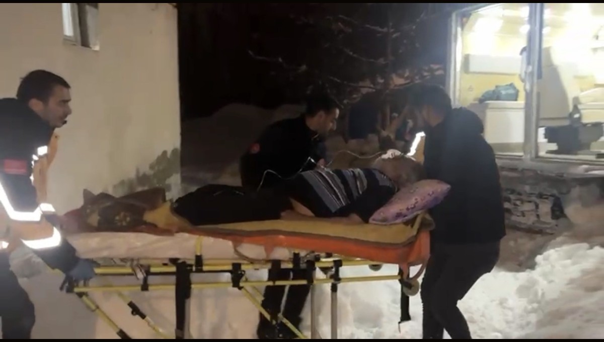 Taşlıçay Aşağıdumanlı Köyünde KOAH Hastası Enver Aladağ Paletli Ambulansla Kurtarıldı