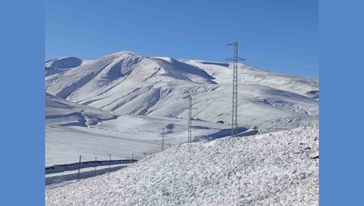 Taşlıçay'da kar yağışıyla Gündoğdu köyü beyaza büründü