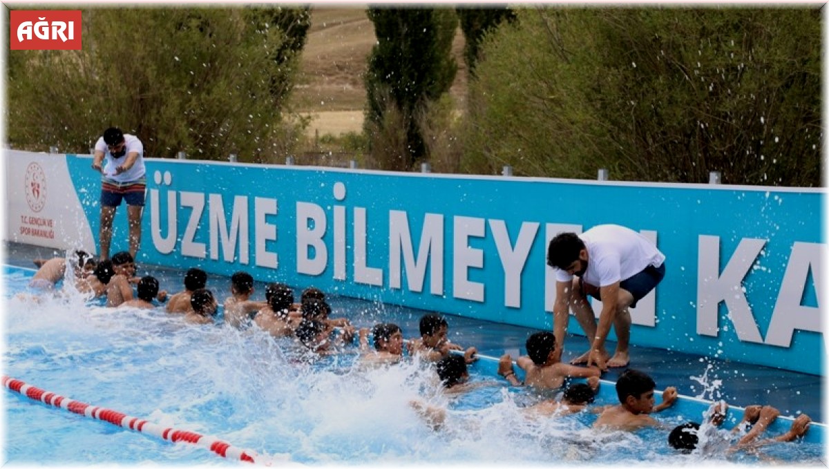 Taşlıçay'da portatif havuzla yüzme eğitimi