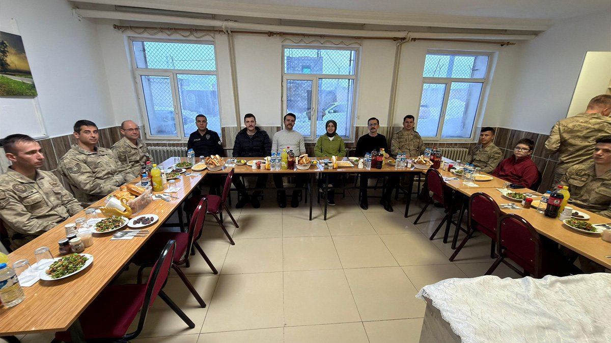 Taşlıçay Kaymakamı Kübra Baka Kılıç, jandarma personeliyle aynı sofrada iftar yaptı