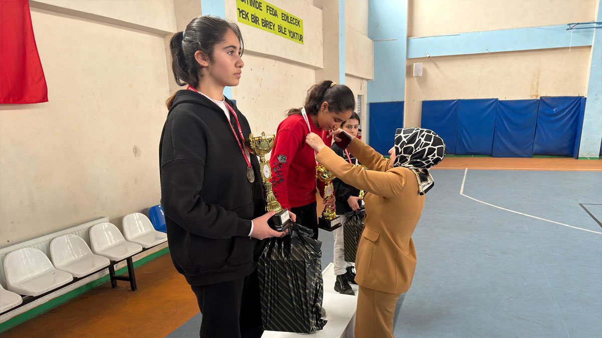 Taşlıçay’da Genç Raketler Kıyasıya Yarıştı, Şampiyonlar Madalyalarına Kavuştu