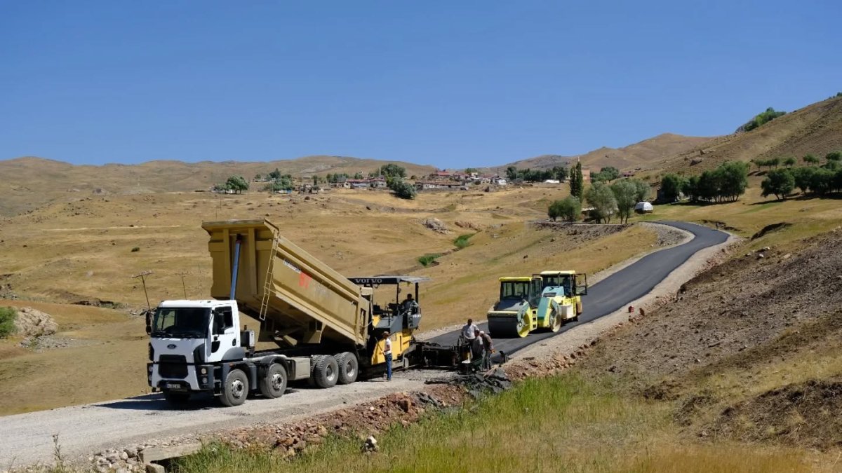 Taşlıçay’da Yukarıesen-Aşağıesen köy yoluna asfalt kaplama