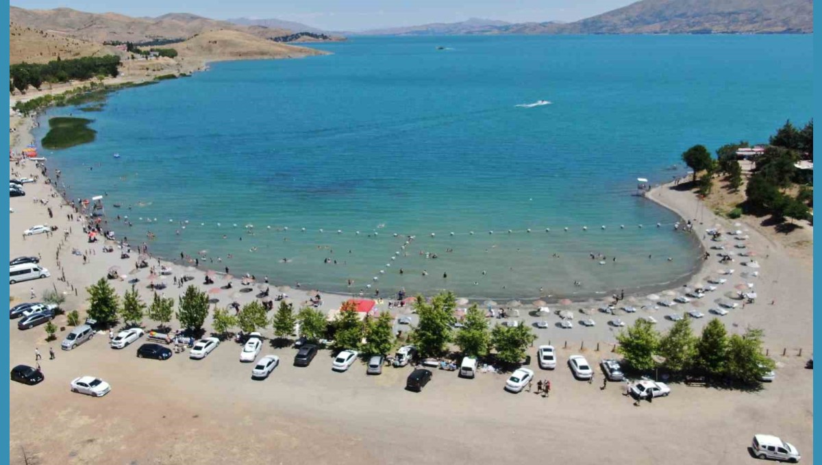 Tatilciler Ege sahillerini aratmayan Hazar Gölü'ne akın etti