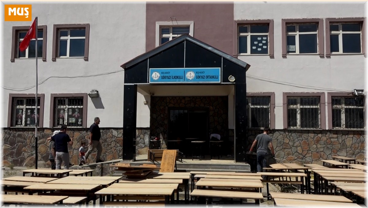 Tatile gitmeyen öğretmenler okul sıralarını yeniledi