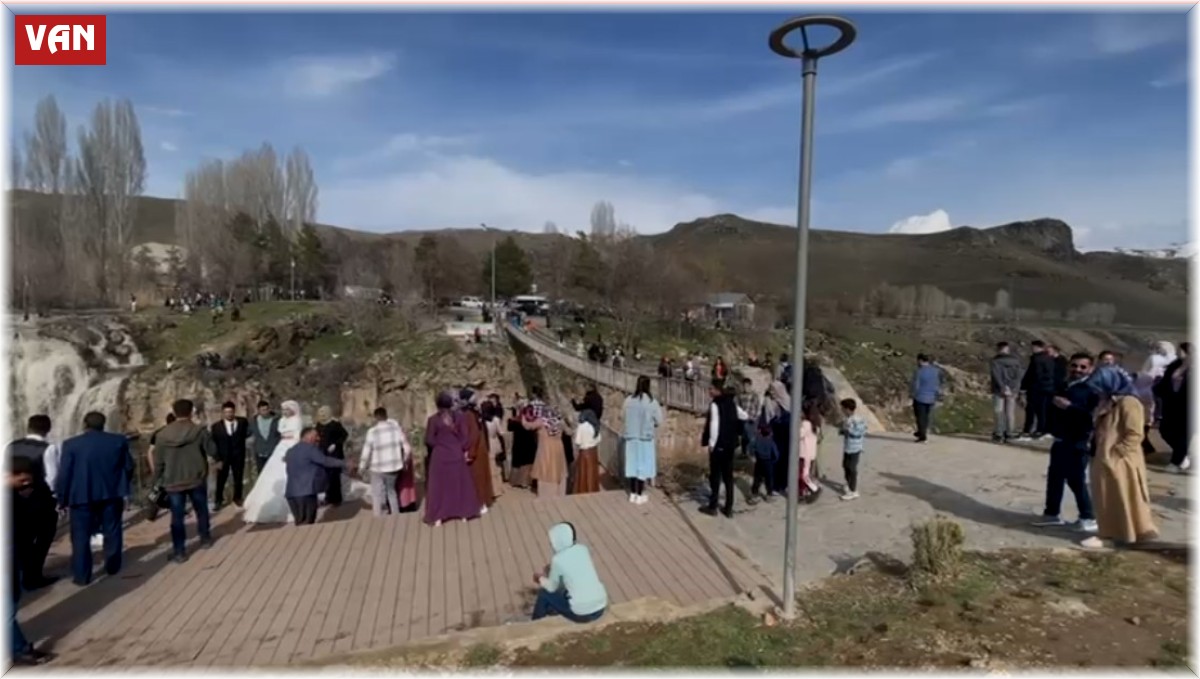 Tatili fırsat bilenler Muradiye Şelalesi'ne akın etti