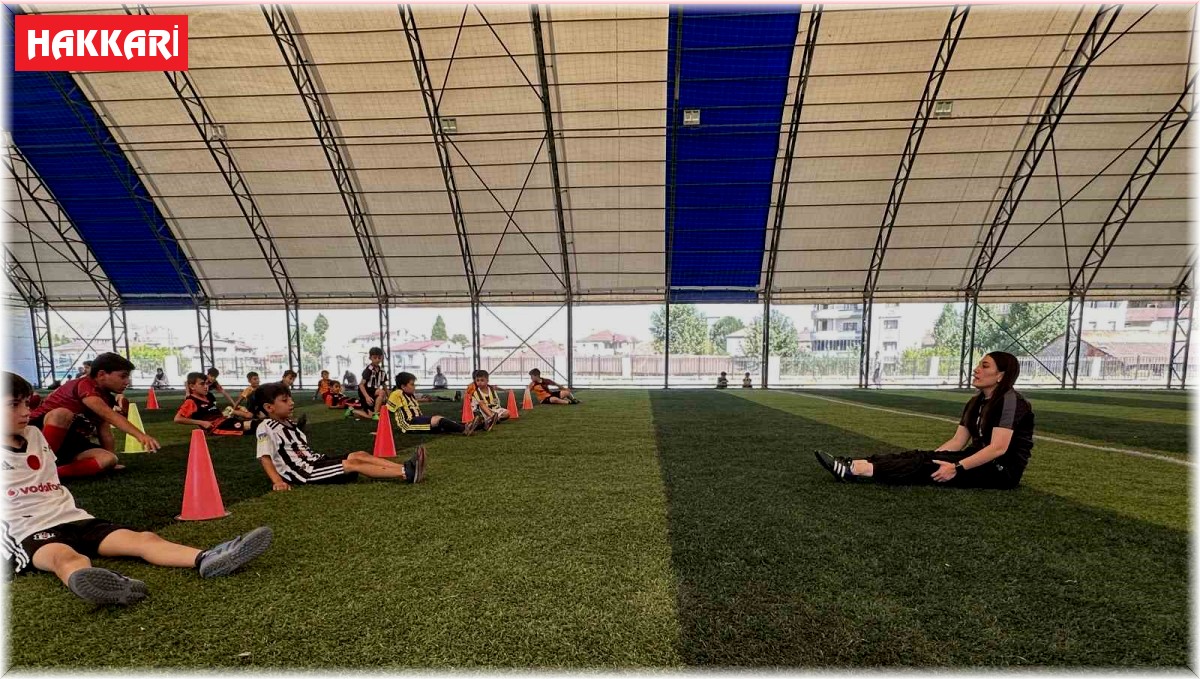 Tatilini bırakıp sporcu yetiştirmek için Yüksekova'da kaldı