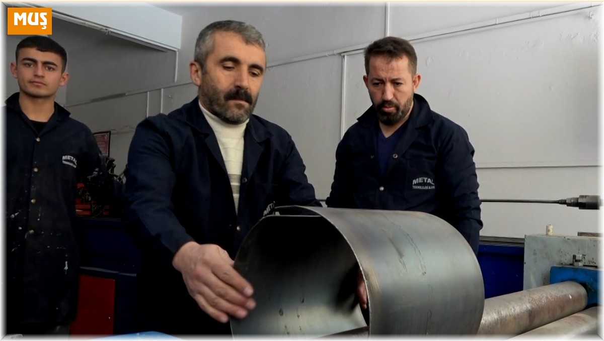 Tatillerini iptal eden öğrenciler depremzedeler için soba üretmeye başladı