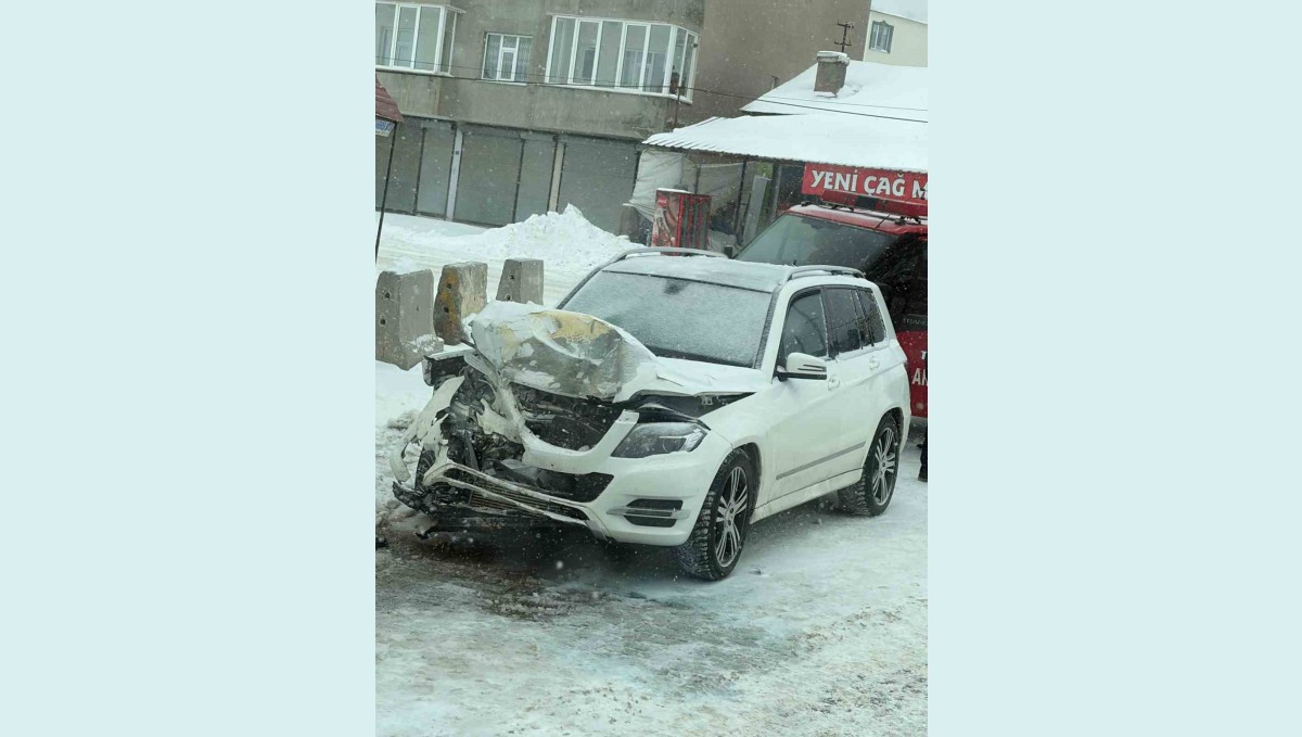 Tatvan Belediye Başkanının makam aracı kaza yaptı