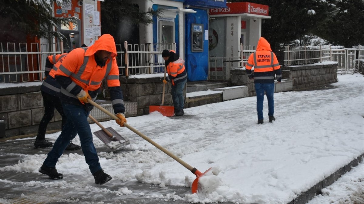 Tatvan Belediyesi karla mücadele çalışmalarına başladı