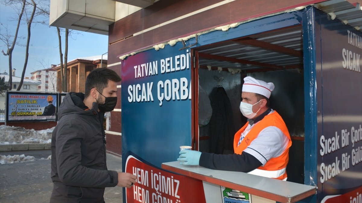 Tatvan Belediyesinden ilçe sakinlerine çorba ikramı