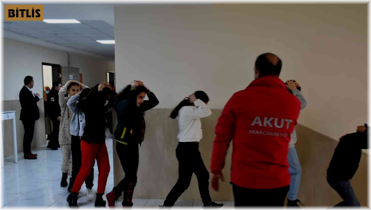 Tatvan Belediyesinden öğrenci ve öğretmenlere deprem çantası