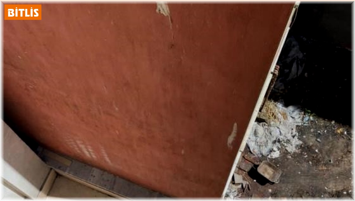 Tatvan'da 19 yaşındaki bir genç kendisini 5'inci kattan attı