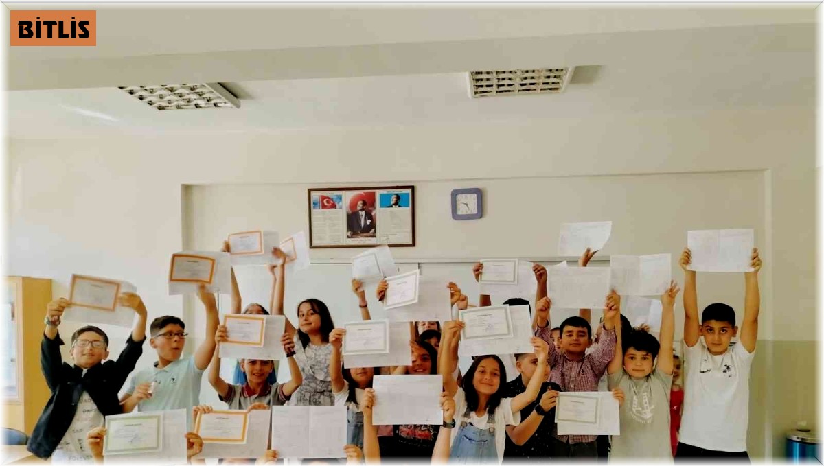 Tatvan'da 23 bin 430 öğrenci karne sevinci yaşadı