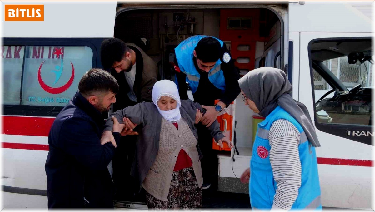 Tatvan'da 62 yaşındaki Sakine nine ambulansla oy kullandı