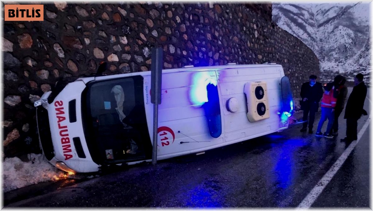Tatvan'da ambulans devrildi: 2 yaralı