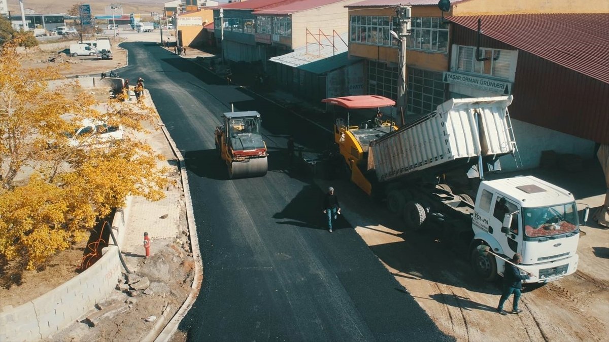 Tatvan'da asfalt çalışmaları devam ediyor