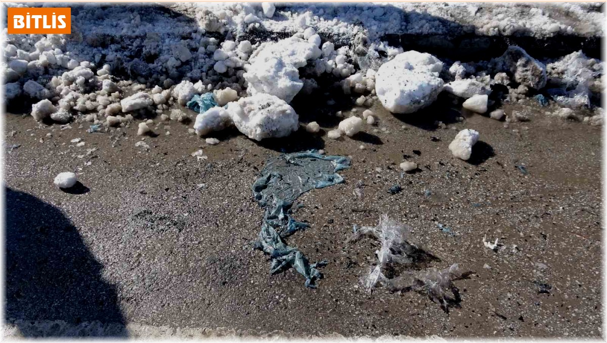 Tatvan'da askeri kışlanın önünde bulunan şüpheli paket paniğe neden oldu