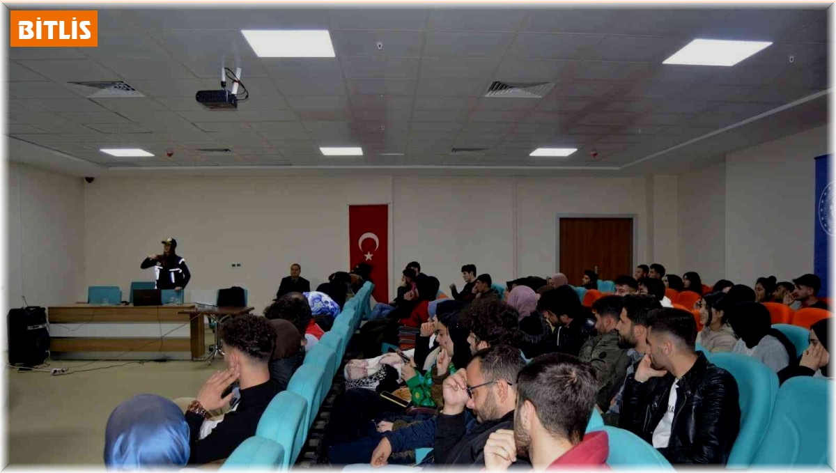 Tatvan'da "Bağımlılıkla Mücadele Semineri" verildi