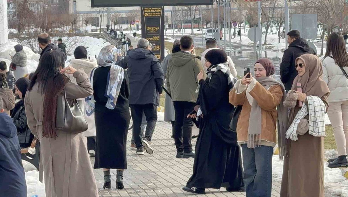 Tatvan'da bahar havası: Van Gölü Sahili'nde yoğunluk
