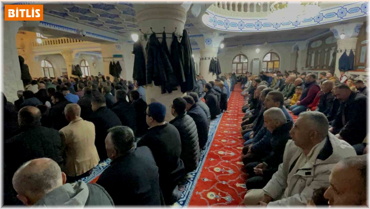 Tatvan'da bayram namazı kılındı