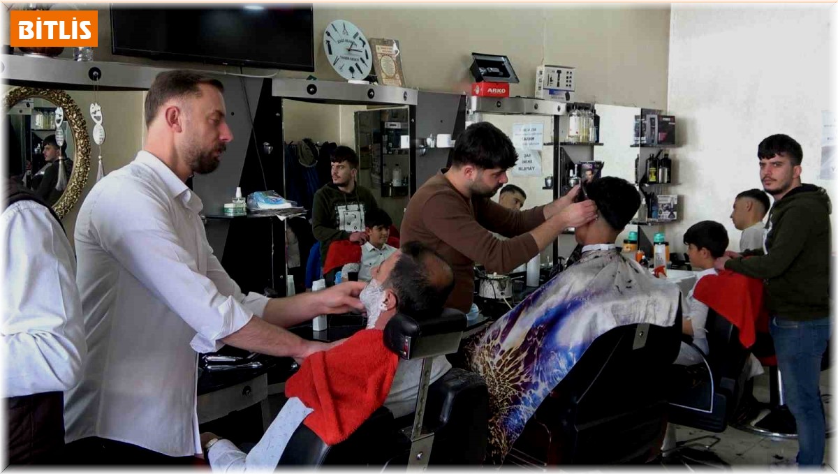 Tatvan'da bayram öncesi berberlerde yoğunluk