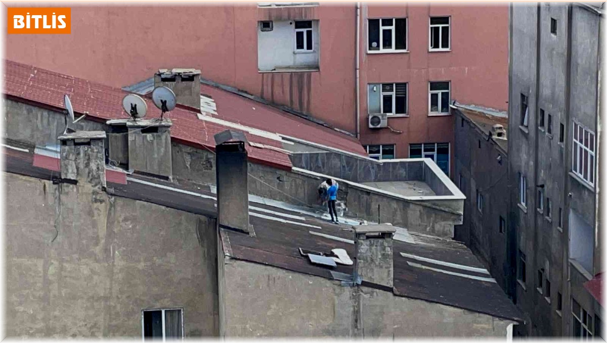 Tatvan'da çatıda tehlikeli tamirat