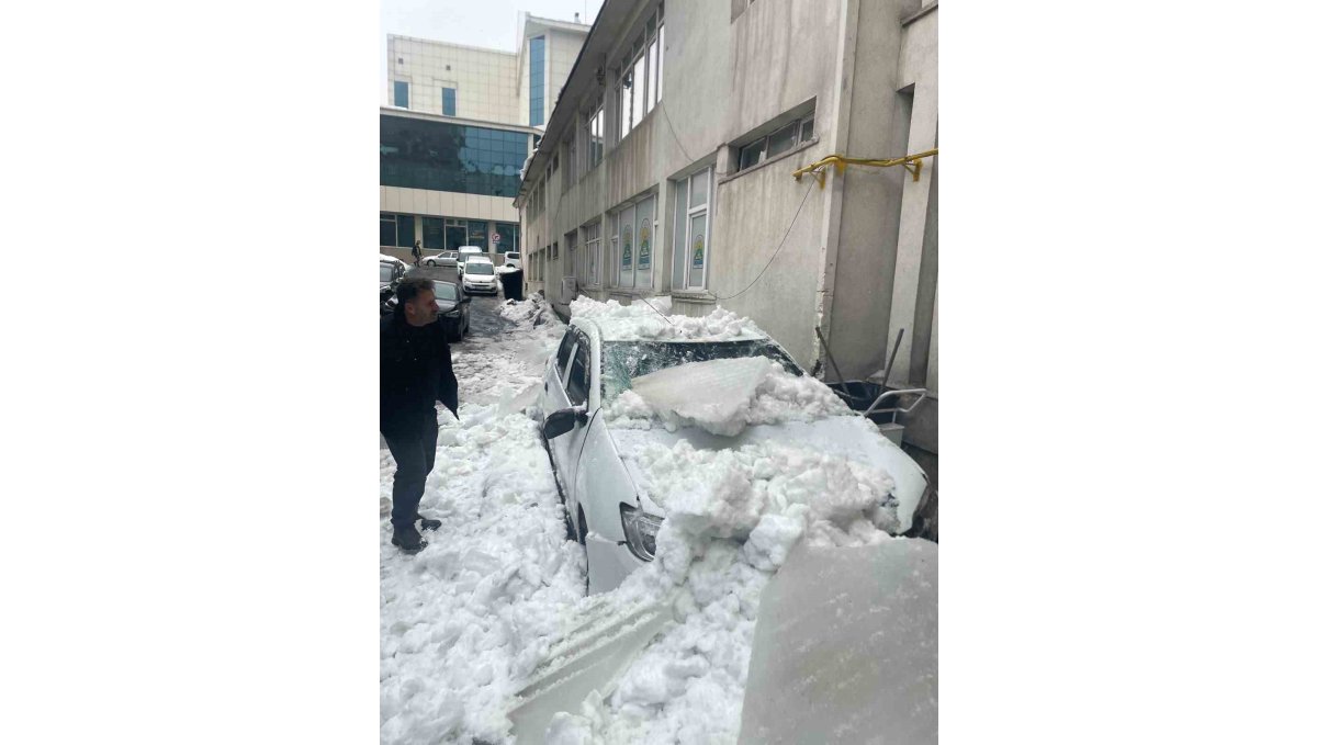 Tatvan'da çatıdan düşen kar otomobili kullanılamaz hale getirdi