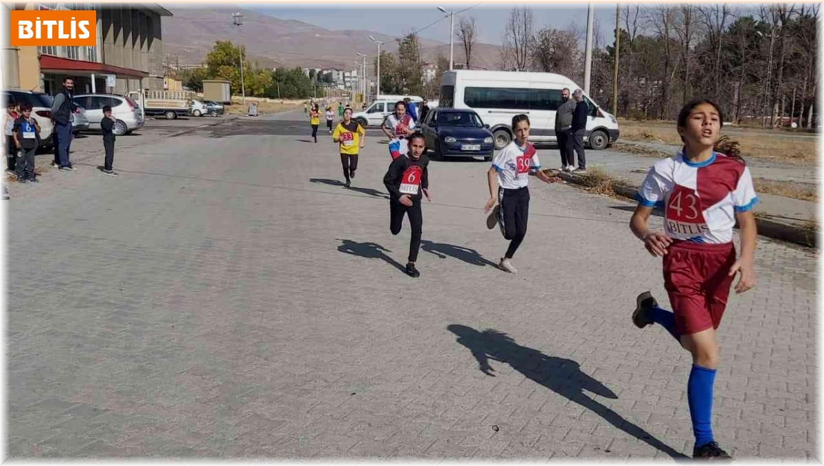 Tatvan'da 'Cumhuriyet Koşusu' düzenlendi