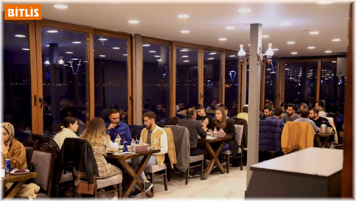 Tatvan'da depremzedeler yararına iftar