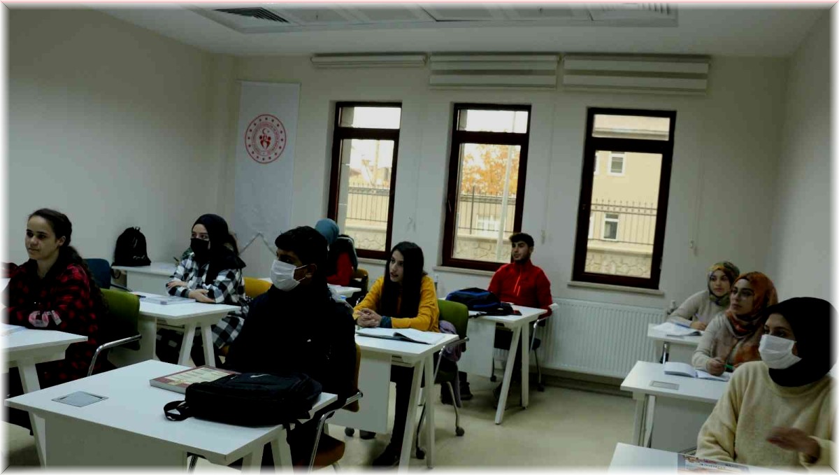 Tatvan'da dezavantajlı gençlere yönelik ücretsiz üniversiteye hazırlık kursu