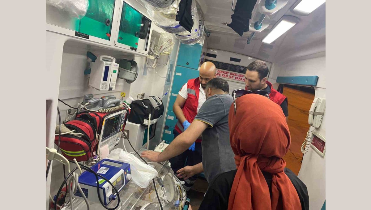 Tatvan'da doğan bebek Ankara'ya sevk edildi