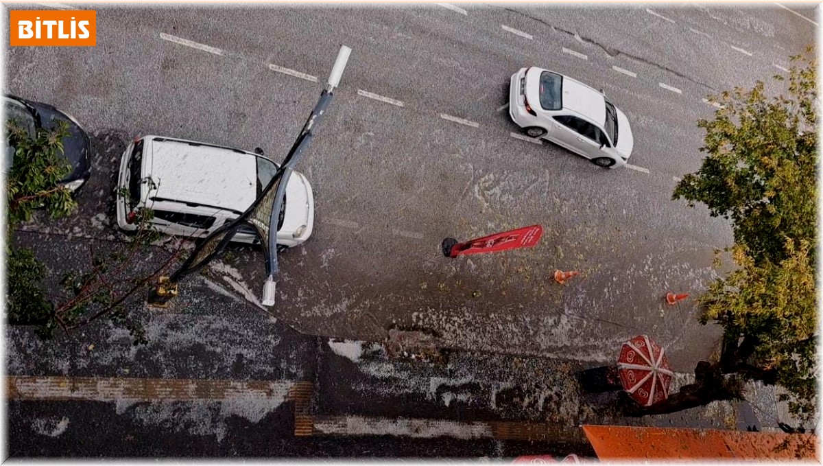 Tatvan'da dolu ve sağanak yağış etkili oldu