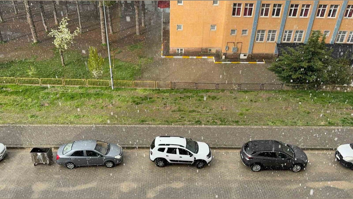 Tatvan'da dolu yağışı