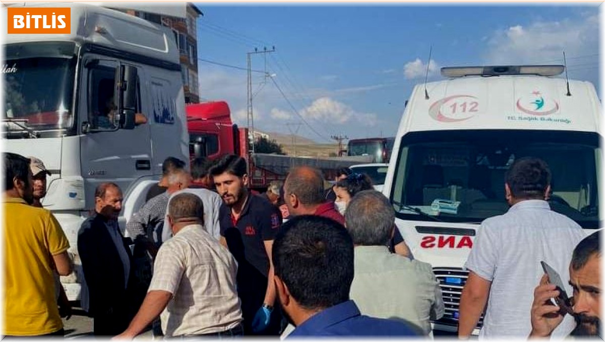 Tatvan'da feci kaza: Önce araç çarptı ardından tırın altında kaldı