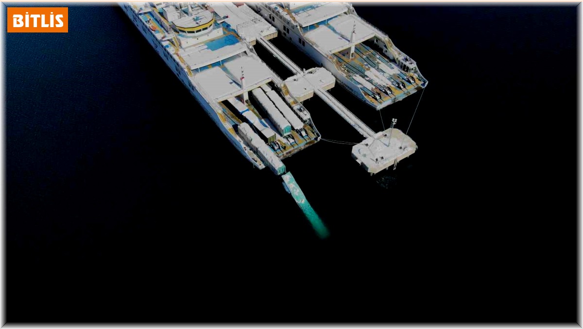 Tatvan'da feribota yükleme yapılırken vagonlar göle düştü