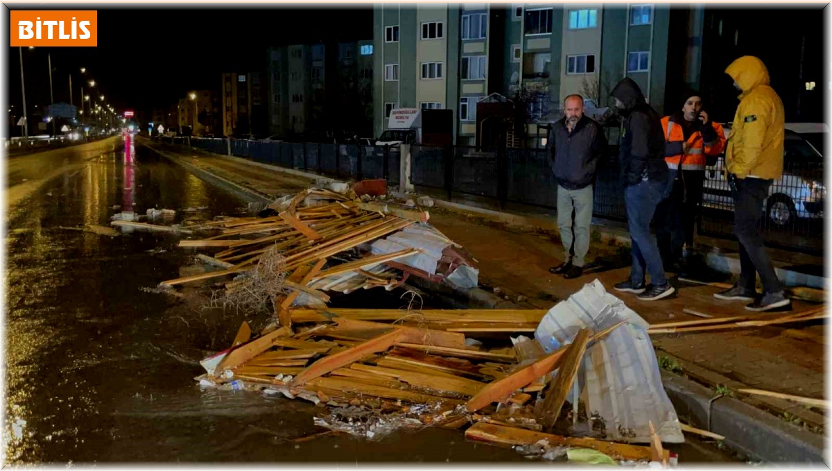Tatvan'da fırtına bina çatısını uçurdu, 4 araç hasar gördü